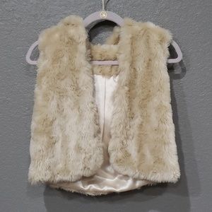 💥2/$25 Girls hooded faux fur vest size medium